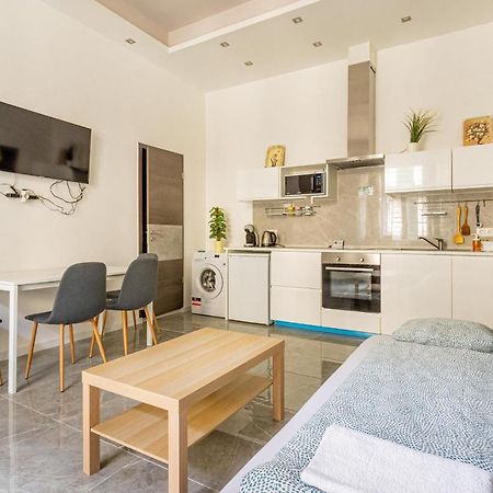 Modernized Condo At Kiraly 51 Будапеща Екстериор снимка
