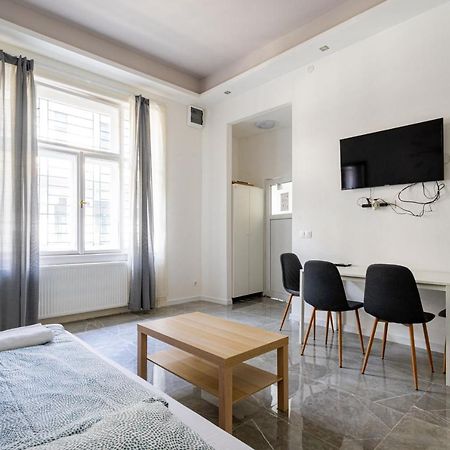 Modernized Condo At Kiraly 51 Будапеща Екстериор снимка